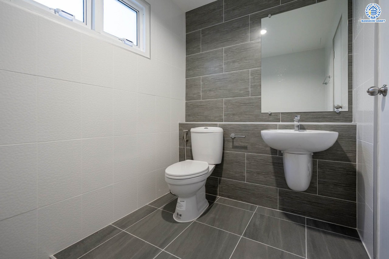 บ้านมือสองตกแต่งใหม่ โครงการ ธนาสิริ รัตนาธิเบศร์ เนื้อที่ 54.7 ตร.ว. ดีไซน์ตอบทุกไลฟ์สไตล์ ฟังก์ชัน 3 ห้องนอน 3 ห้องน้ำ จอดรถได้ 1 คัน บนทำเลติดถนนรัตนาธิเบศร์ เชื่อมต่อหลายเส้นทาง ใกล้รถไฟฟ้าสายสีม่วง "สถานีบางรักใหญ่" และจุดขึ้นทางด่วน "ศรีรัช"